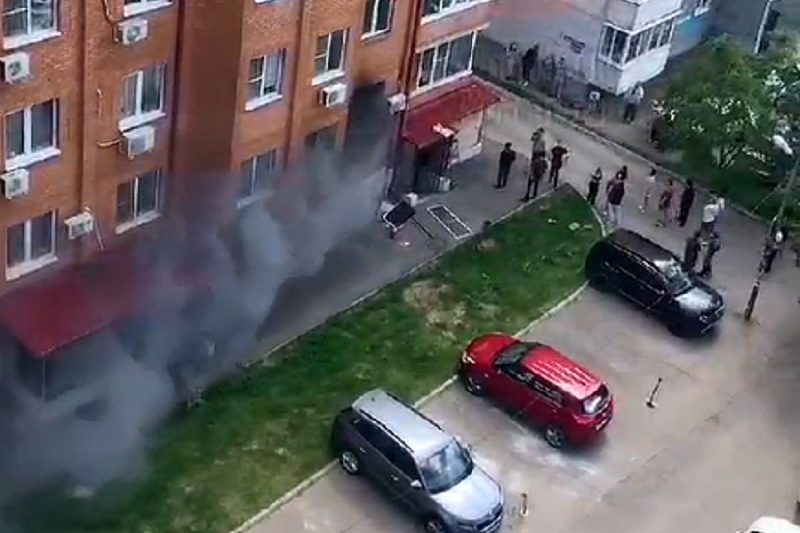 В Краснодаре из-за пожара эвакуировали жителей пятиэтажки 