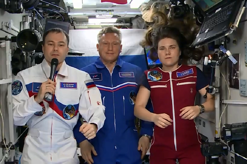 Космонавты с МКС поздравили россиян с Днем защитника Отечества