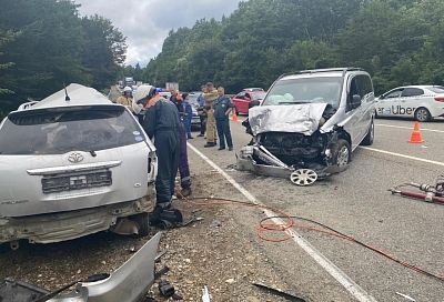 В жестком ДТП в Краснодарском крае погибли два человека. Пятеро доставлены в больницу