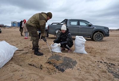 Более 4 тыс. тонн загрязненного мазутом песка собрано на пляжах Краснодарского края