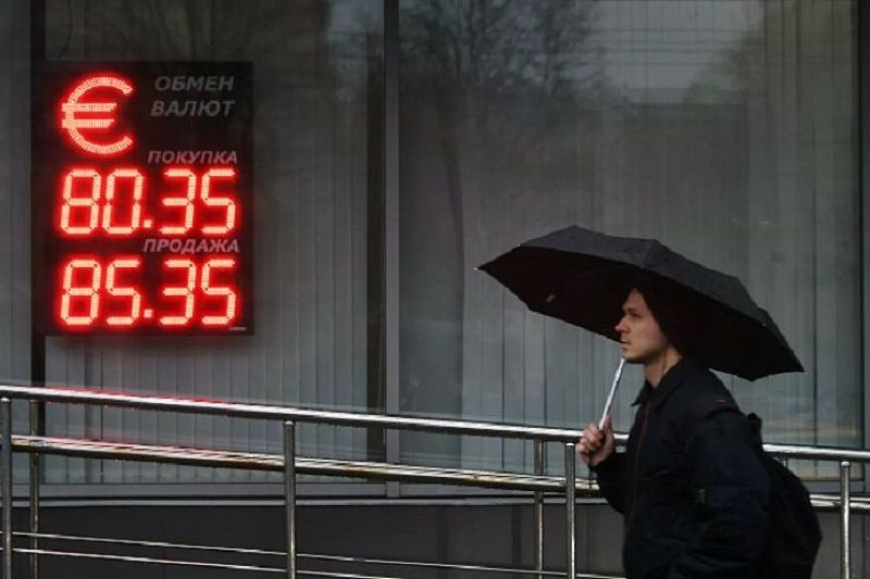 Эксперты назвали товары, которые подорожают из-за падения курса рубля