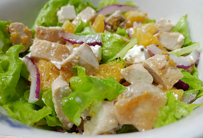Вкусно худею к лету с салатом из куриной грудки, феты и апельсинов: рецепт простой, а вид ресторанный
