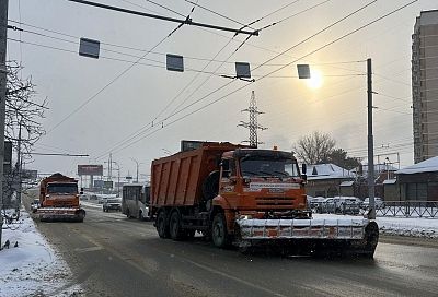 Дороги Краснодара от снега и наледи расчищают 19 января 47 спецмашин 