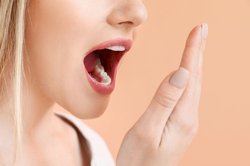 Запах изо рта: врач объяснил, в чем причина и как избавиться от него за 5 минут