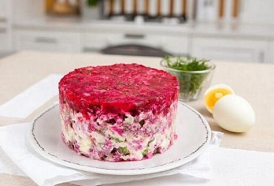 Эта убойная версия салата «Селедка под шубой» вам понравится сразу и навсегда! Меняем скучную селедку на более изысканную копченую скумбрию