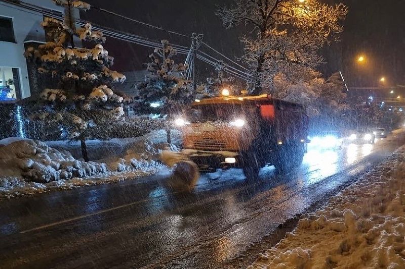Горные районы Сочи ночью засыпало снегом
