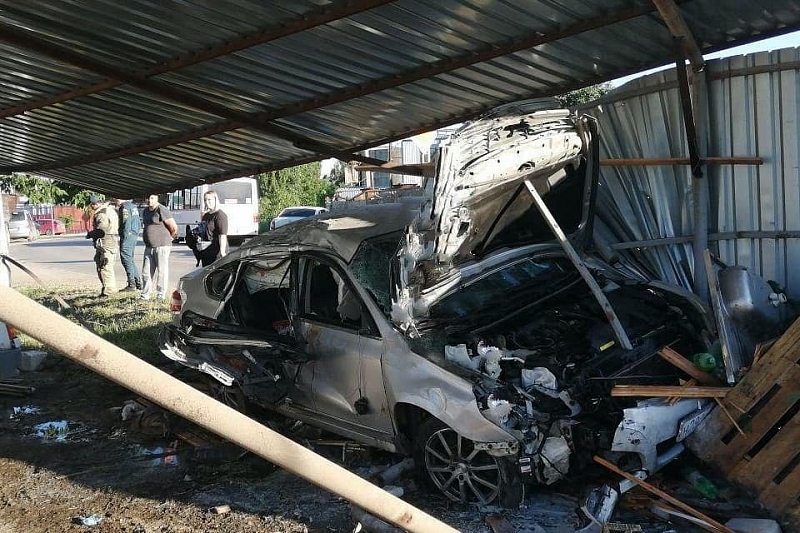 В Краснодаре водитель на скорости въехал в забор. 35-летний пассажир погиб