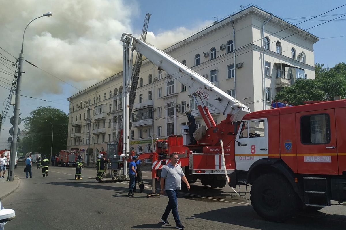 Опубликовано видео с места крупного пожара многоэтажном доме в центре Краснодара