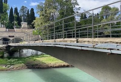 В Сочи реконструируют старый пешеходный мост в районе парка Ривьера