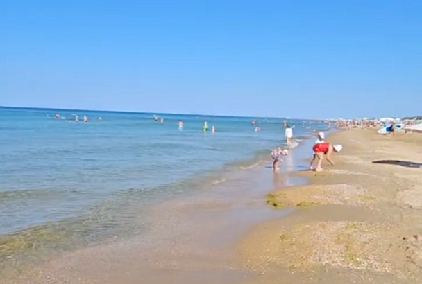 «Толп нет, море кристальное». Блогер показал малолюдные пляжи в Анапе
