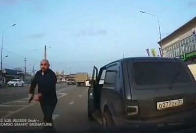 Монтировка против пистолета: водители в Адыгее устроили жесткий конфликт на дороге