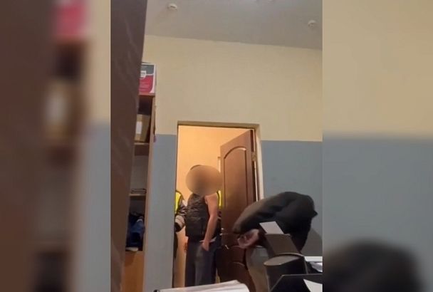 Буйный задержанный разбил голову об стену в Сочи, чтобы подставить полицейских