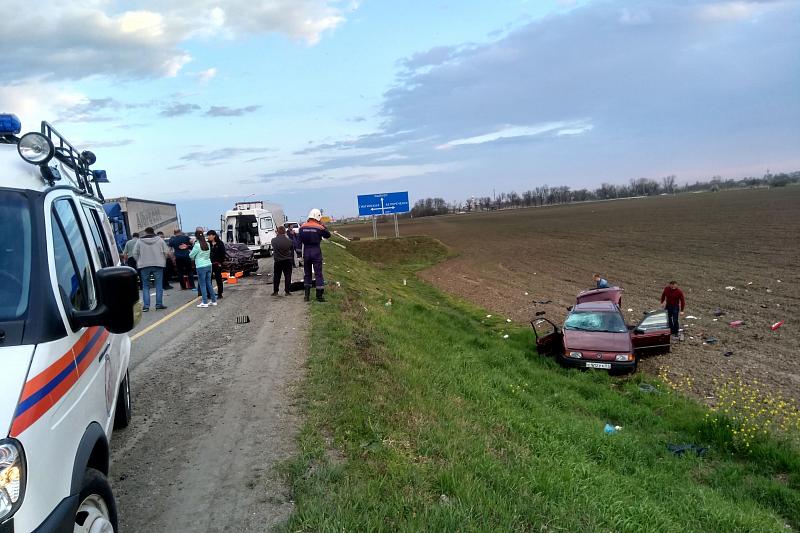 В Краснодарском крае спасатели достали пострадавшую женщину из искореженного автомобиля