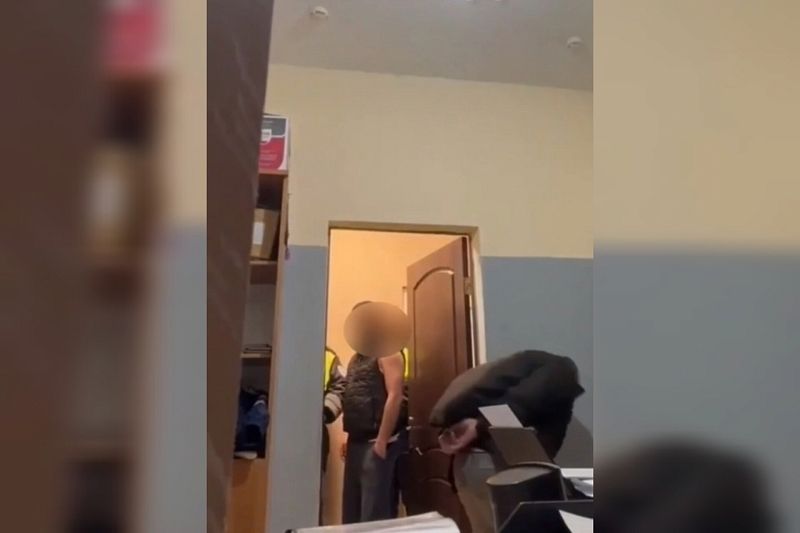 Буйный задержанный разбил голову об стену в Сочи, чтобы подставить полицейских
