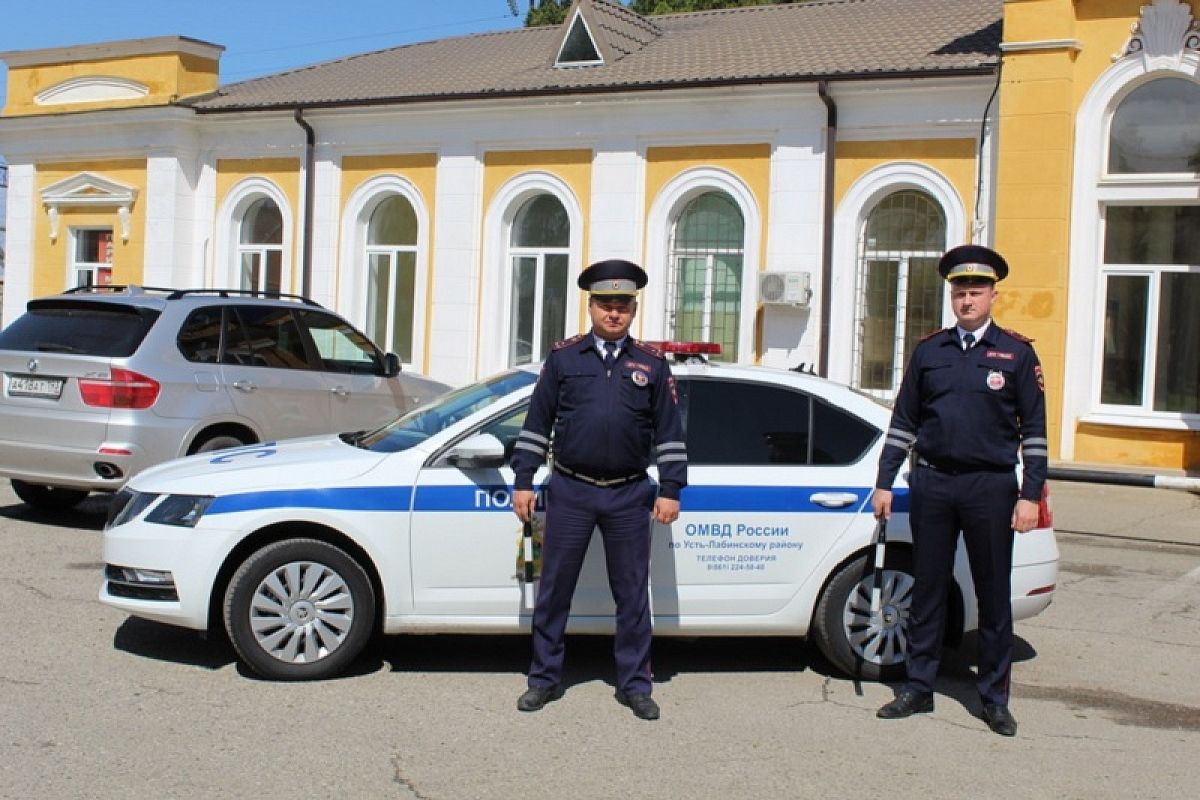 Полицейские экстренно доставили в больницу девочку с травмой головы после падении с качели