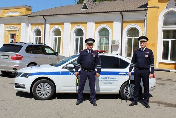 Полицейские экстренно доставили в больницу девочку с травмой головы после падении с качели