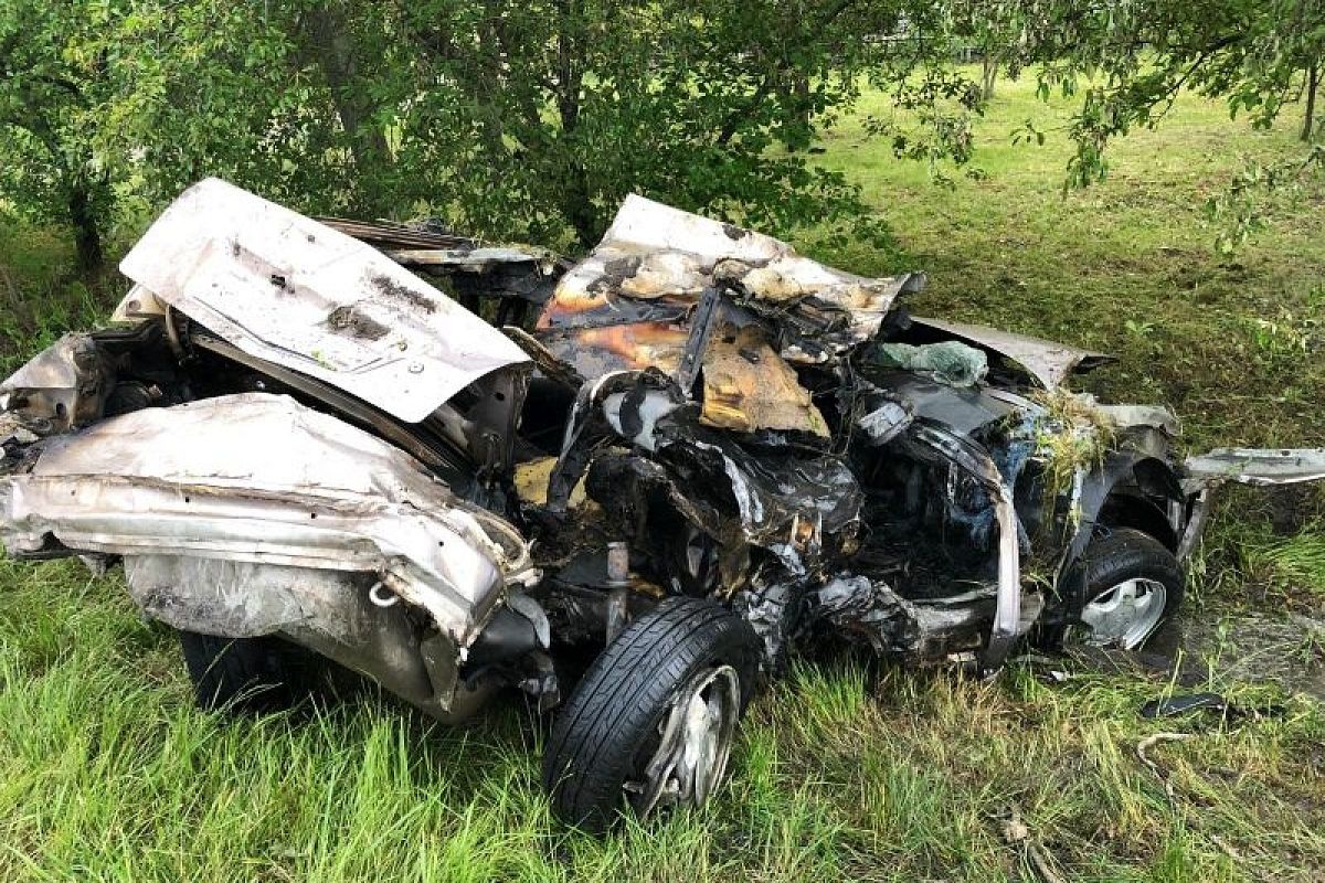 В Майкопе «Лада» врезалась в дерево и загорелась. Водитель погиб