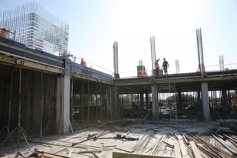 Строители возвели два этажа новой школы в краснодарской станице Старокорсунской 