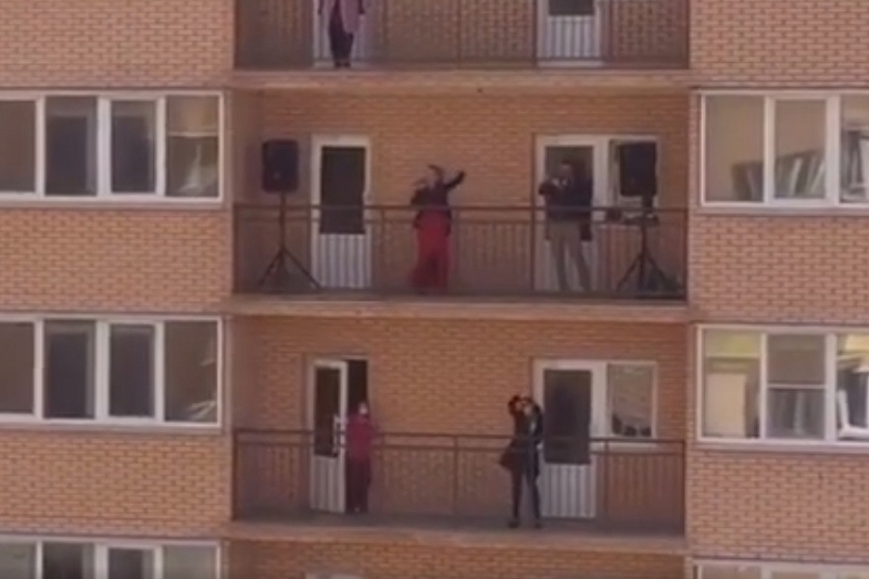 Карантин в Краснодаре: оперная певица устроила концерт на балконе