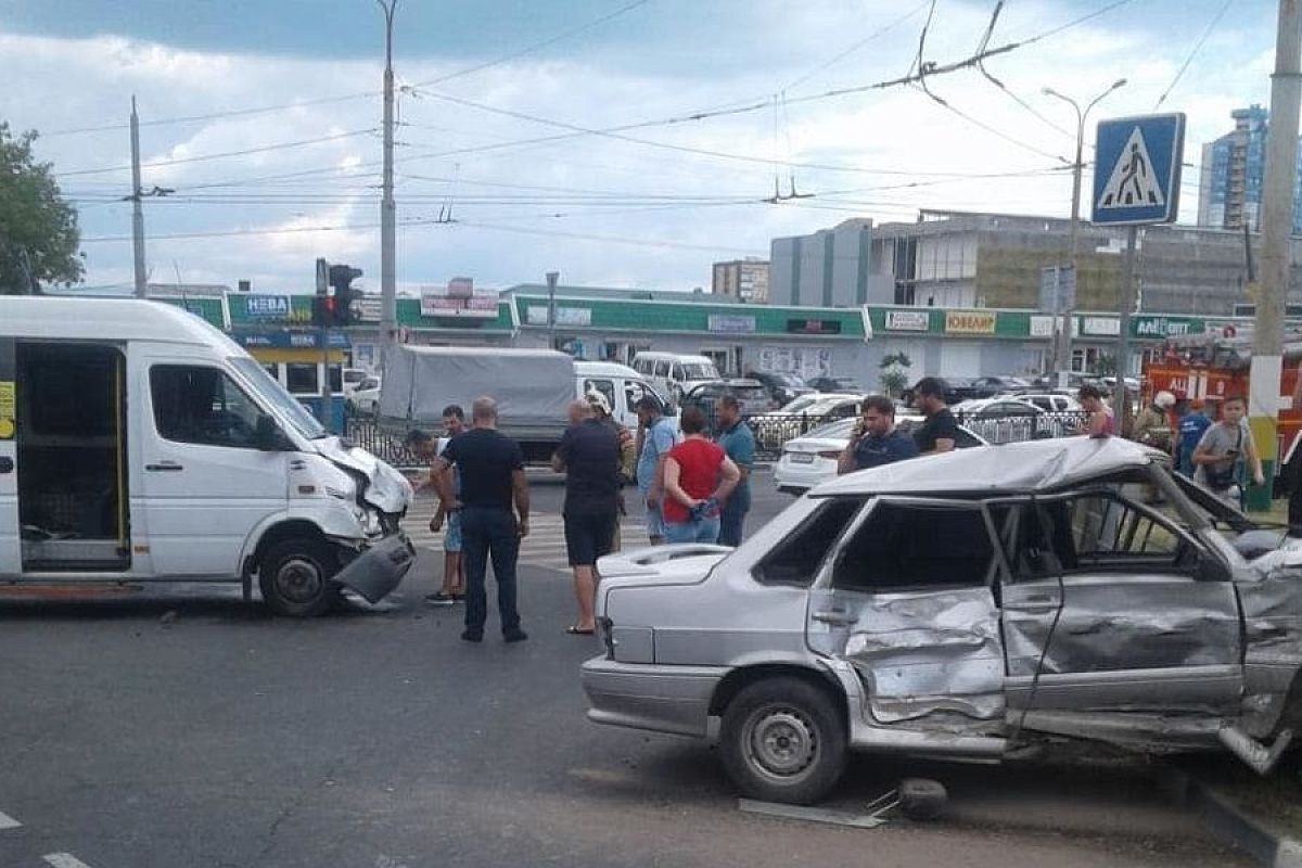 В Краснодарском крае столкнулись ВАЗ и маршрутка. Пострадали 4 человека