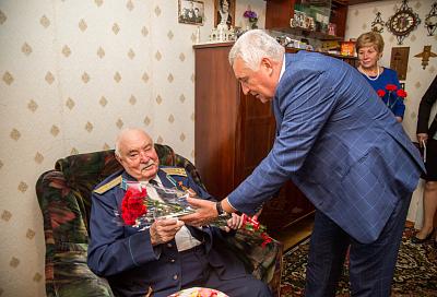 Мэр Анапы вручил ветерану первую юбилейную медаль, посвященную 75-летию освобождения от немецко-фашистских захватчиков