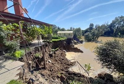 В Северском районе рядом с жилым домом обрушился берег реки