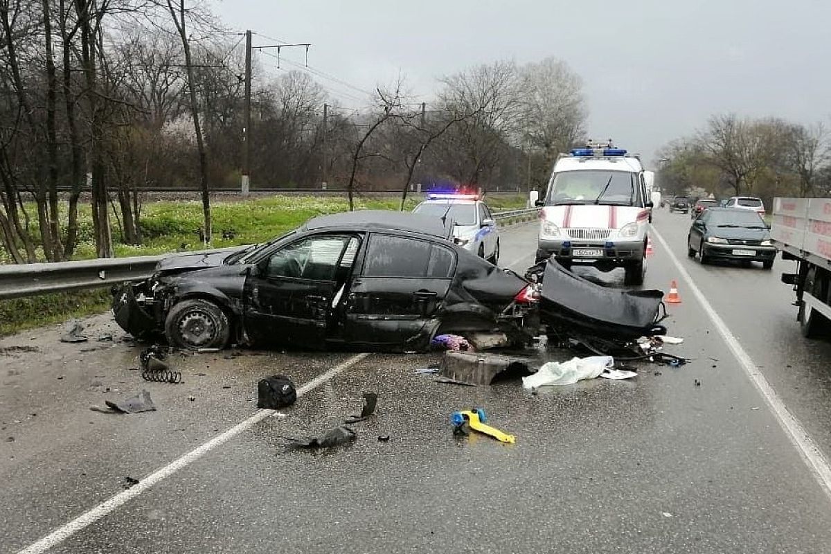 В жестком ДТП с участием эвакуатора и легковушки пострадали два человека