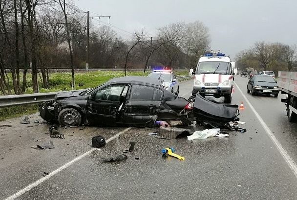 В жестком ДТП с участием эвакуатора и легковушки пострадали два человека