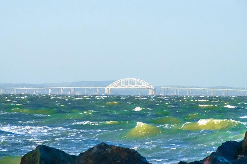 Крымский мост – один из самых длинных в России и Европе – открыли 15 мая 2018 года. Первым проверил его на прочность президент России Владимир Путин за рулем «КамАЗа».
