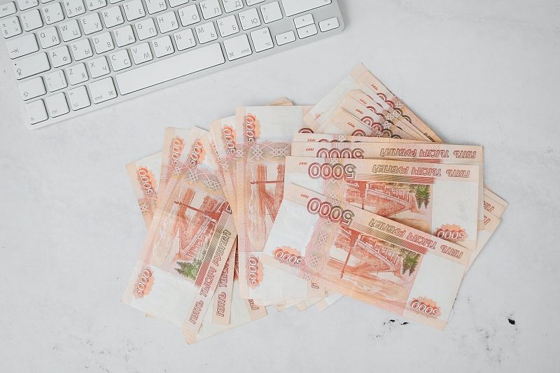 Россияне рассказали, на сколько им повысили зарплату в этом году