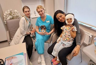 Девочку с «маской Бэтмена» выписали после операции из больницы в Петербурге