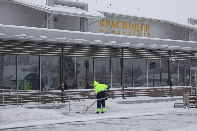 Аэропорт Краснодара закрыт из-за снегопада до 11.30. Задержано 19 рейсов