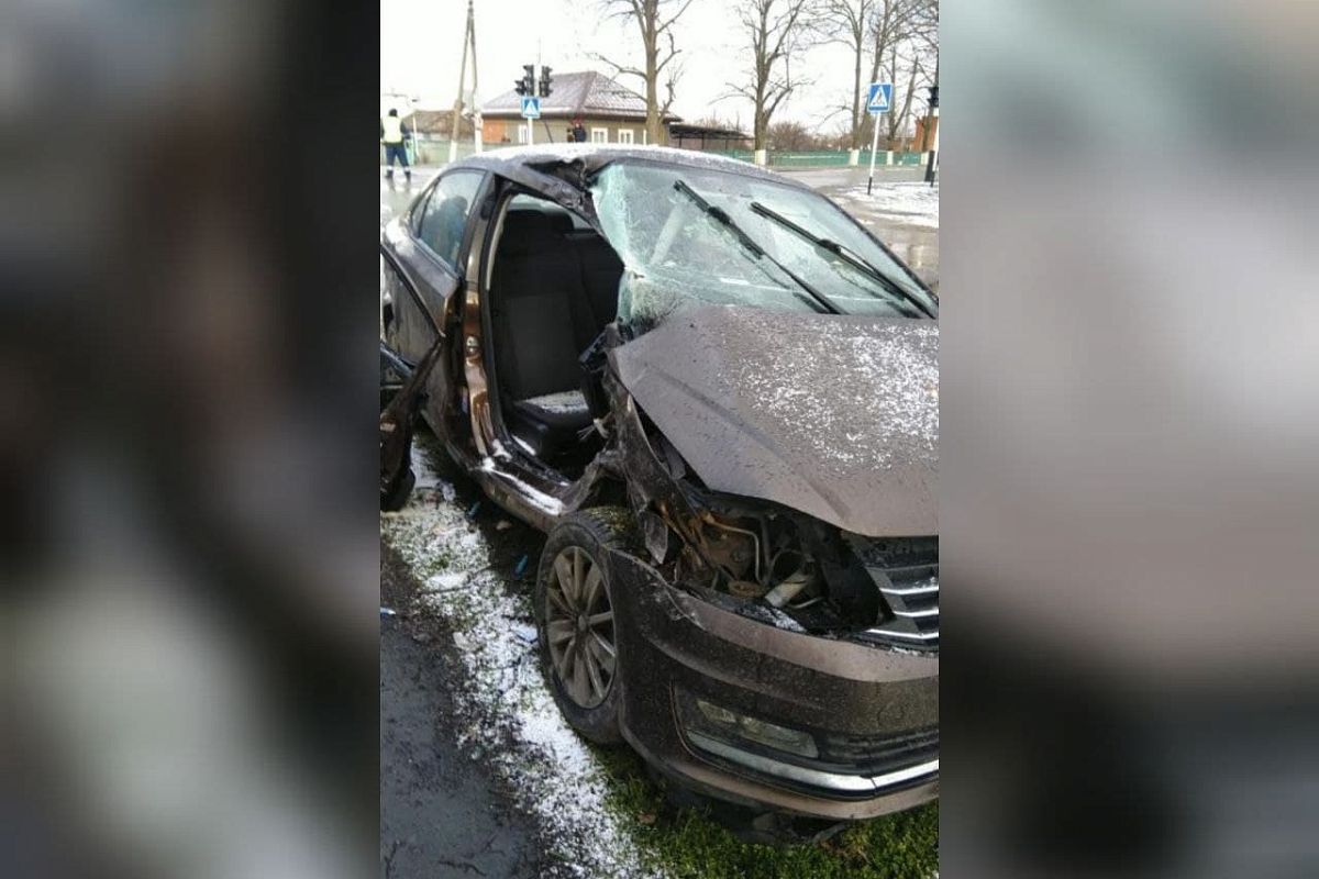 В Каневском районе грузовик врезался в столб и забор дома после  столкновения с Volkswagen. Есть пострадавшие