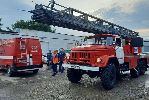 В центре Краснодара потушили крупный пожар на складе