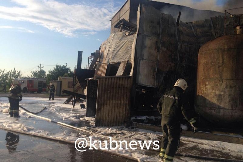 Под Краснодаром потушили крупный пожар на заводе по производству сои