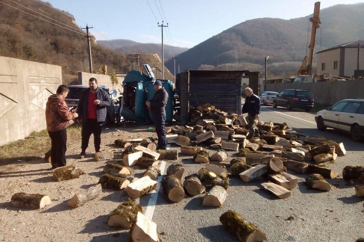 В жестком ДТП с участием грузовика погиб водитель минивэна