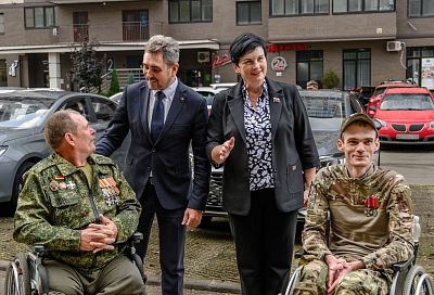 В Краснодаре кубанским ветеранам специальной военной операции вручили автомобили