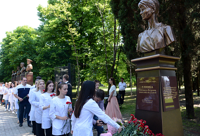 Памятник Доктору Лизе открыли в Сочи