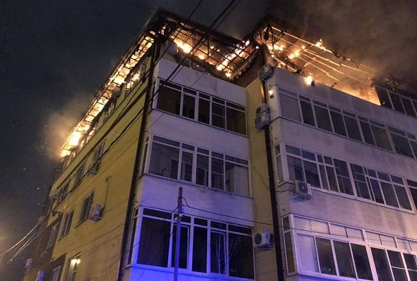 В Сочи загорелась многоэтажка на площади 400 кв. метров