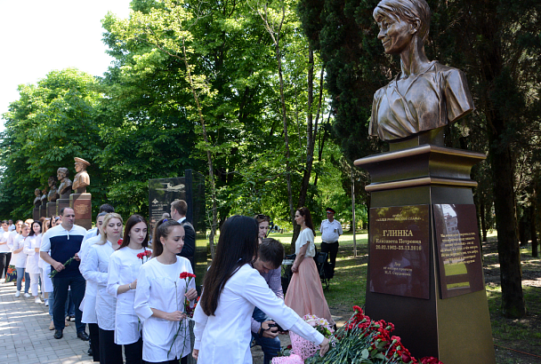 Памятник Доктору Лизе открыли в Сочи
