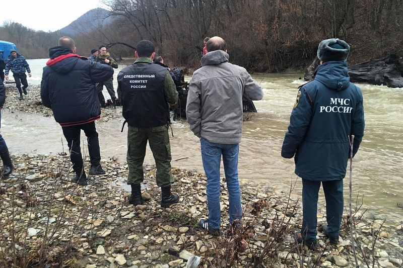 СК рассказал подробности гибели семьи при падении в реку на УАЗе