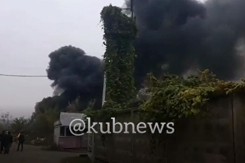 Горит свалка: шоссе Нефтянников в Краснодаре заволокло дымом
