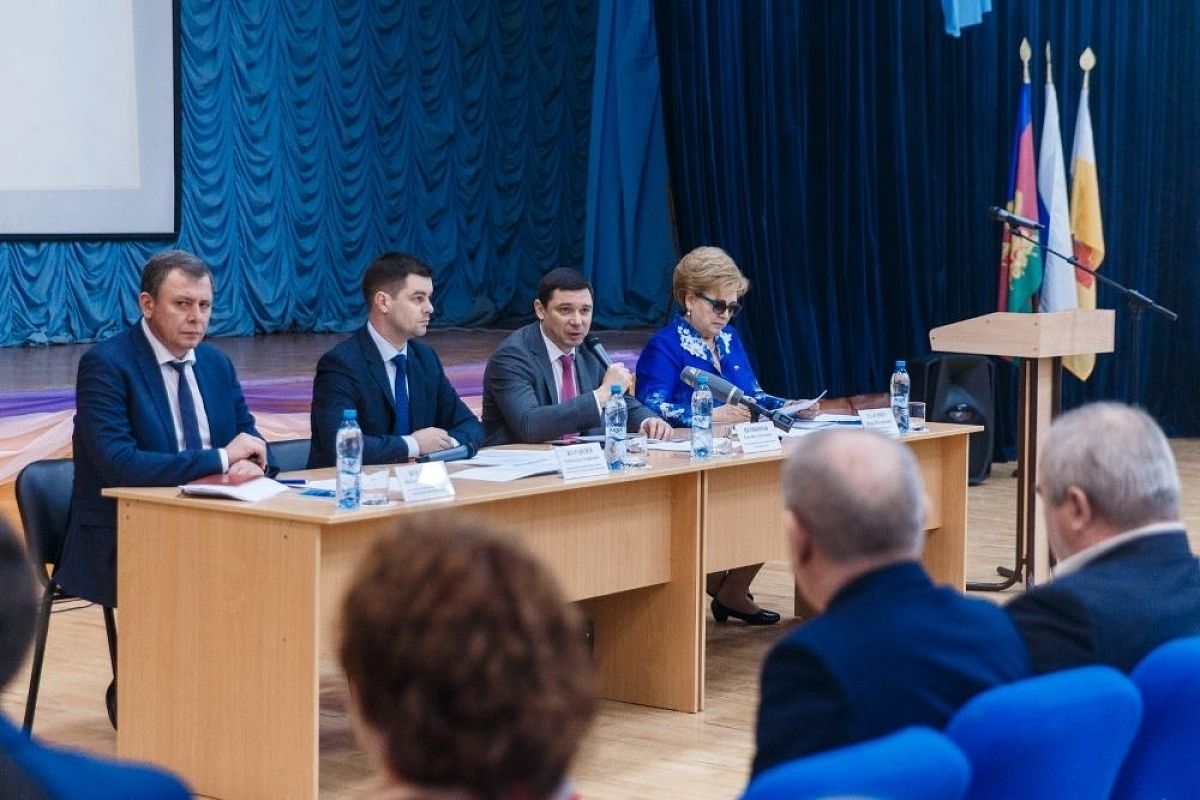 Мэр Краснодара рассказал жителям пригорода о проблемах с мусором, маршрутках и новых тротуарах