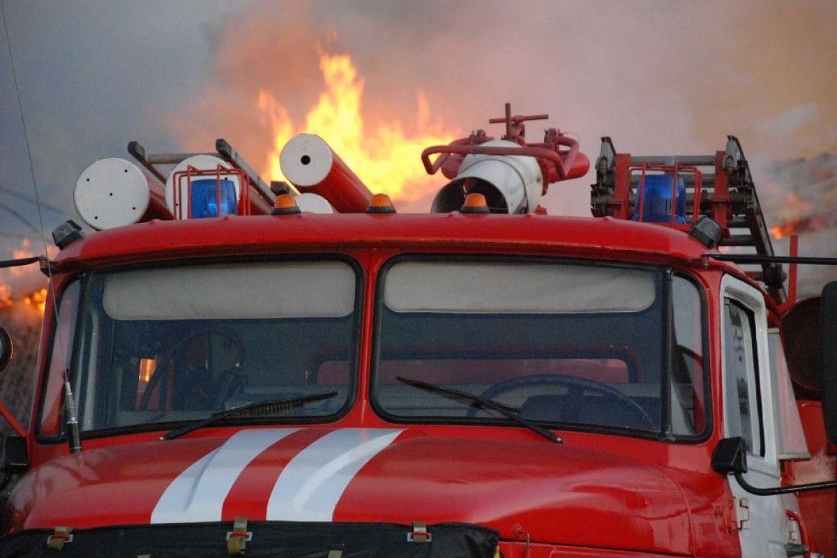 Во дворе многоэтажки на улице Гагарина в Краснодаре произошел пожар (видео)