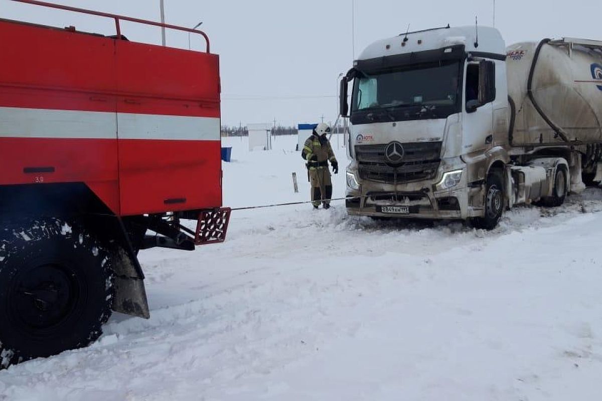 Сотрудники МЧС помогли вытащить застрявшие на АЗС автомобили