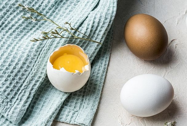 Салат будет готов в считанные минуты, если знать как быстро почистить яйца