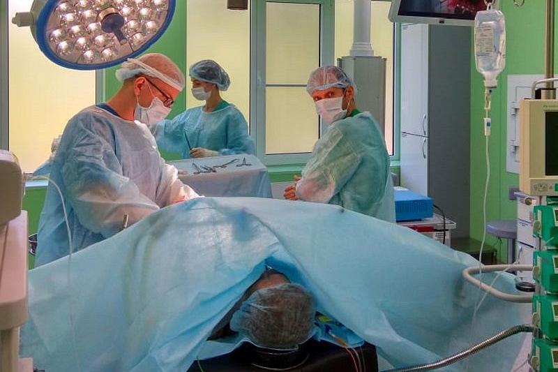 В Краснодарском крае хирурги впервые применили новейшую технологию лечения грыж и диастаза