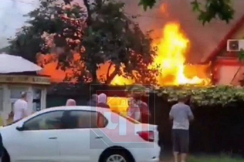 Частный дом сгорел в центре Сочи