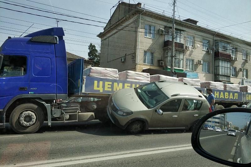 В центре Краснодара при перестроении грузовик смял иномарку (видео)