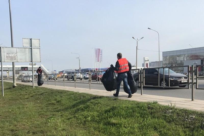 Челлендж #trashtag: в Краснодаре бизнесмены очистили от мусора участок Ростовского шоссе